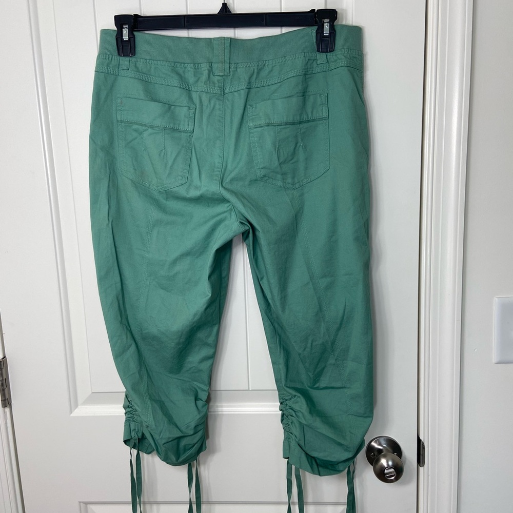 Gloria Vanderbilt women’s green soft waistband tie cinched hem capri pants 10 - Picture 5 of 9